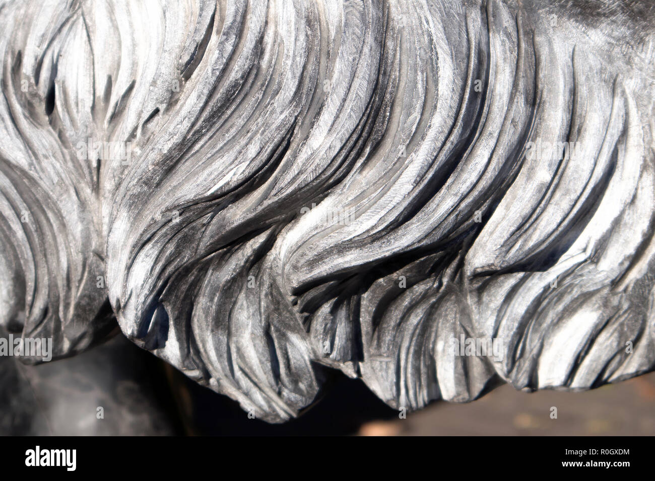 Lion de granit gris gros plan crinière ondulée, pierres de taille ou de la texture d'arrière-plan Banque D'Images