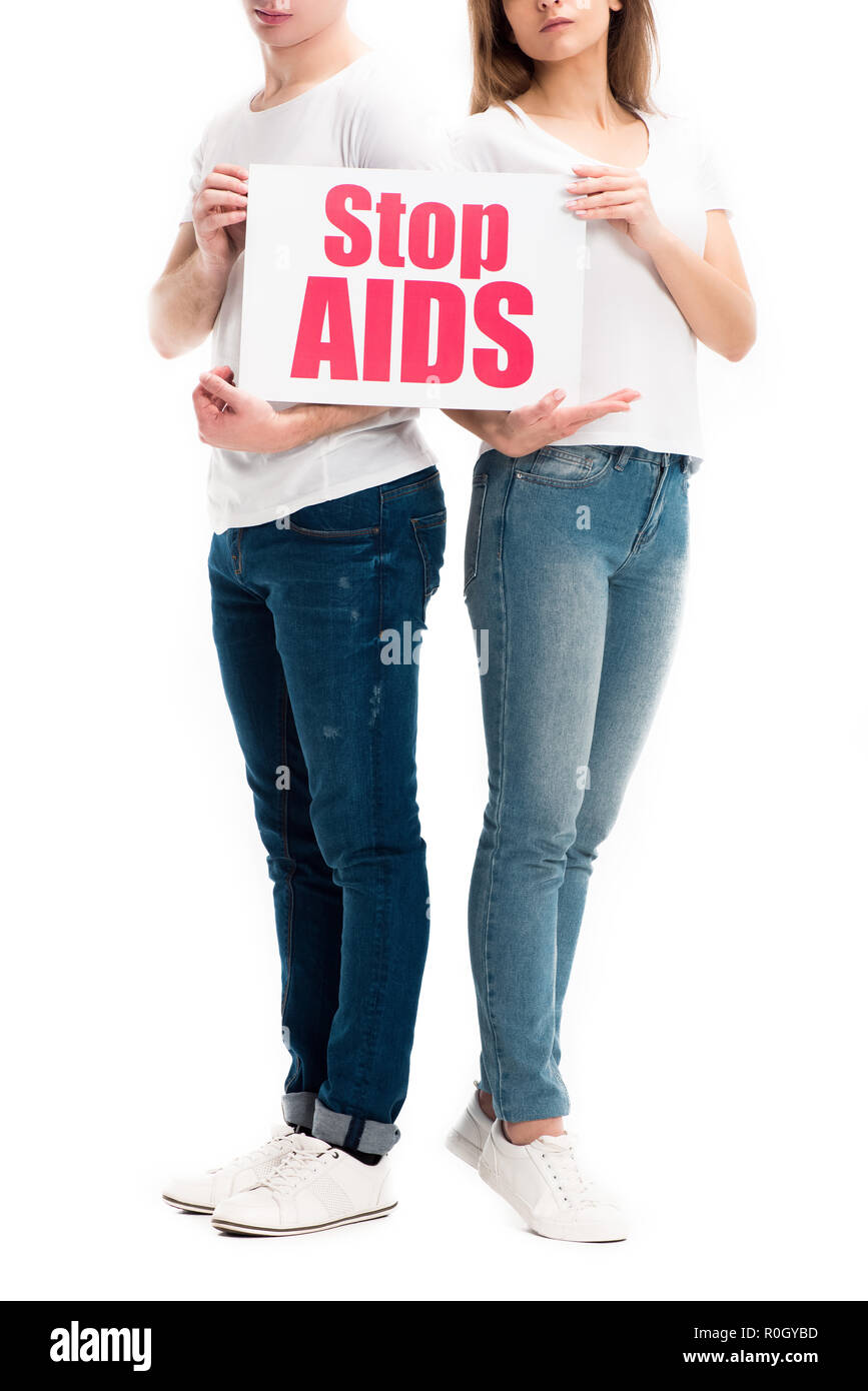 Portrait de couple hétérosexuel en tenant la carte avec texte Stop sida isolated on white Banque D'Images