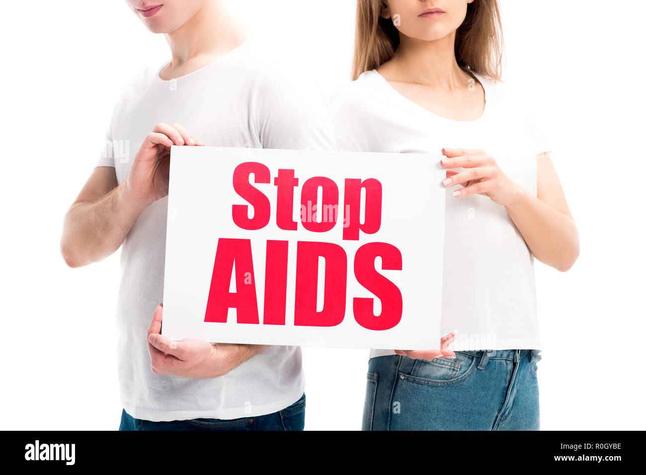 Portrait de couple hétérosexuel en tenant la carte avec texte Stop sida isolé sur blanc, concept de la journée mondiale du sida Banque D'Images