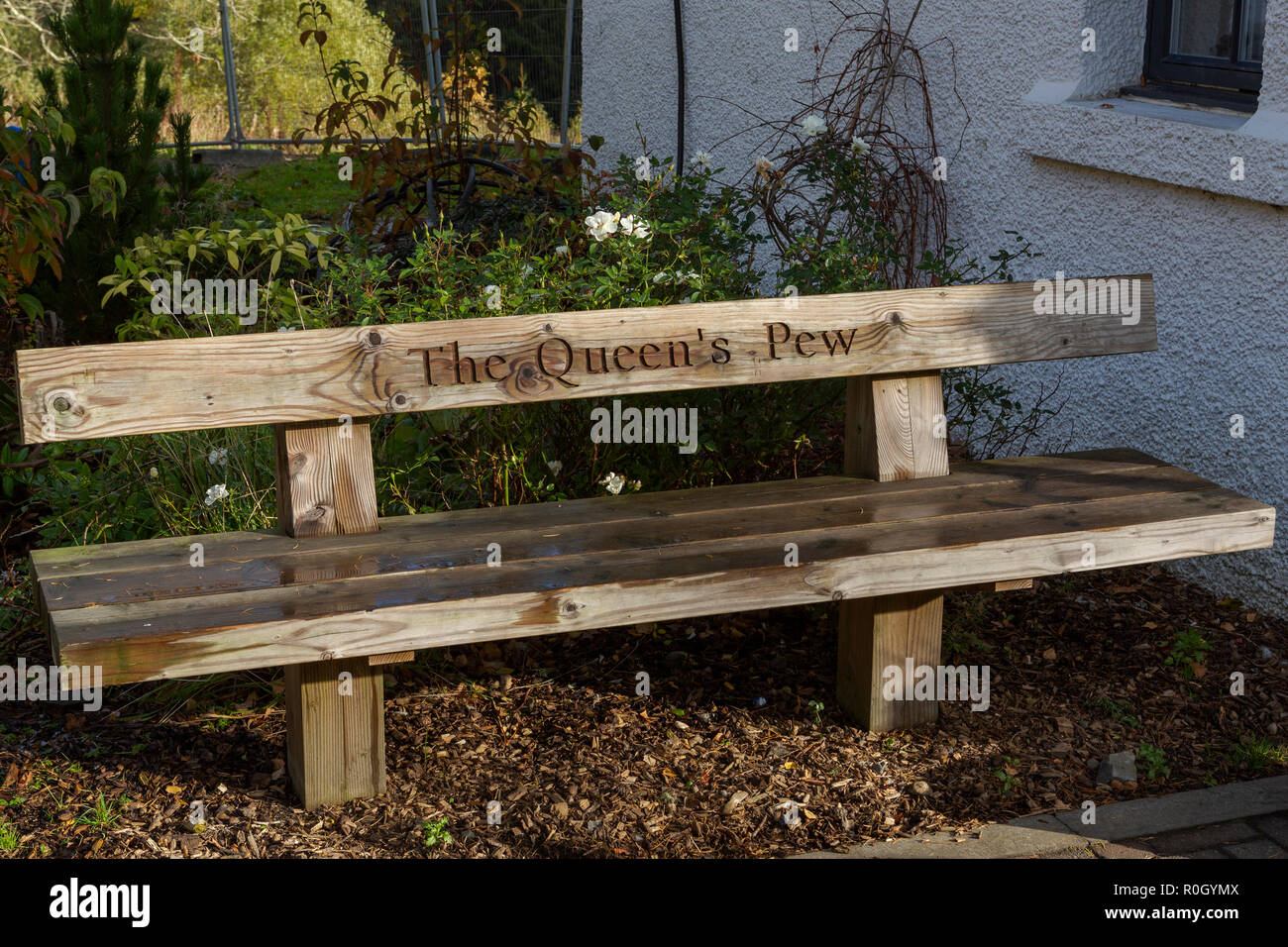 'La reine' Pew. Inscription humoristique sur un banc au Queen's View visitor centre, près de Perth, Perth et Kinross, Scotland Banque D'Images