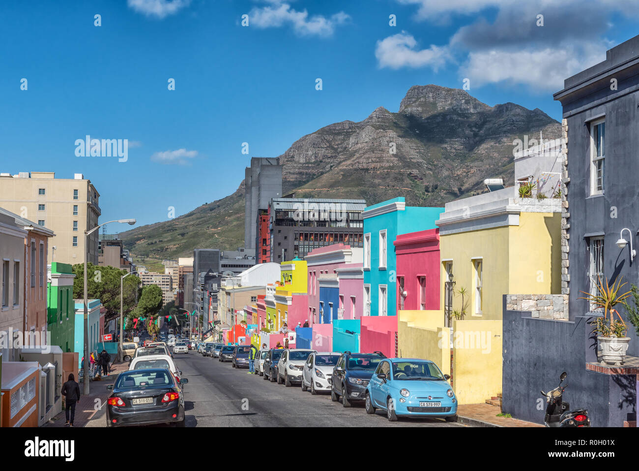 CAPE TOWN, AFRIQUE DU SUD, le 17 août 2018 : une scène de rue, avec des maisons colorées, des personnes et des véhicules, dans le Bo-Kaap à Cape Town dans l'ouest de C Banque D'Images