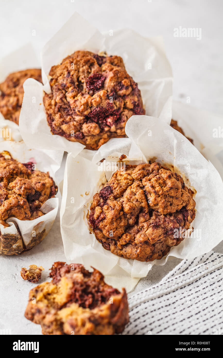 Vegan Muffins santé berry sur un fond blanc. Le régime alimentaire à base de plantes concept. Banque D'Images