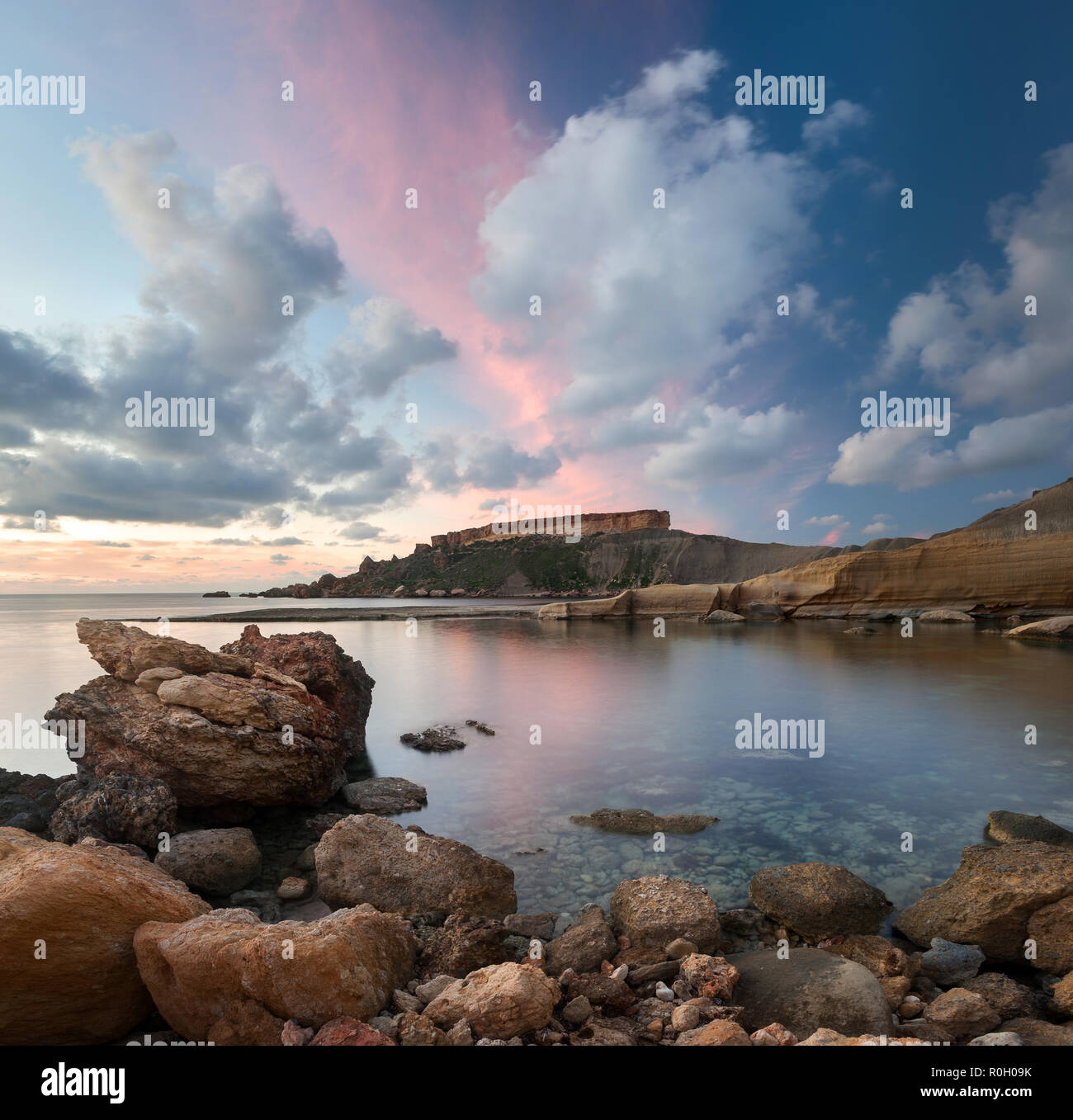 Au coucher du soleil spectaculaire Gnejna bay, Malte Banque D'Images