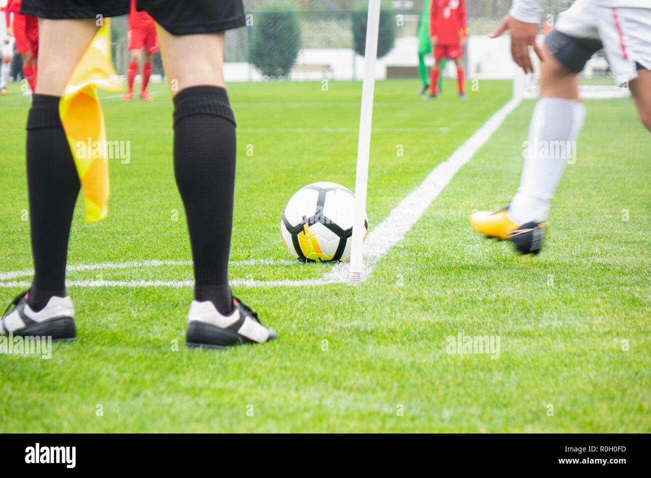 Arbitre assistant monteur à l'angle d'un terrain de soccer. Banque D'Images