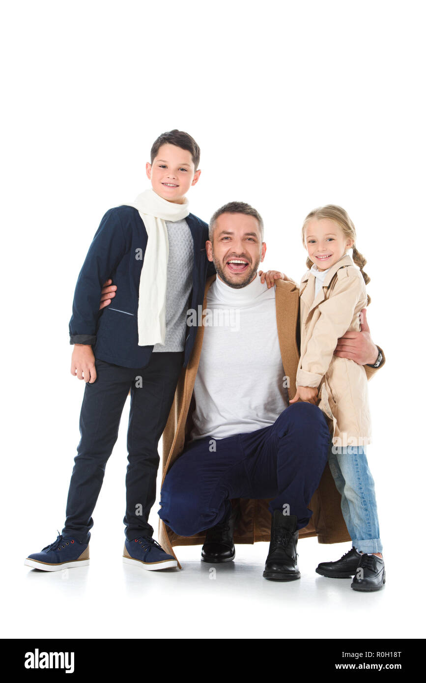 Smiling father hugging kids élégant costume en automne, isolated on white Banque D'Images