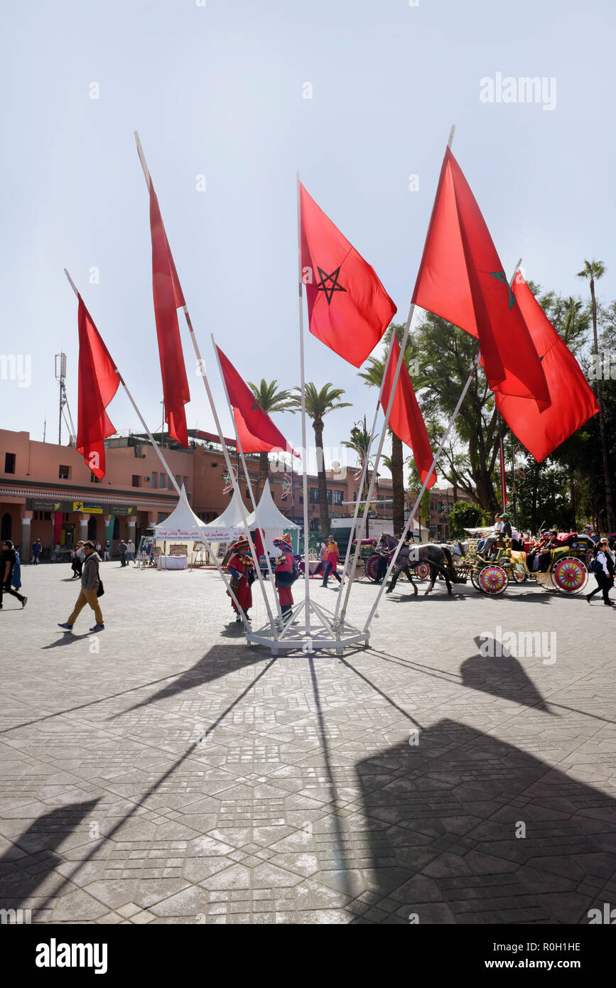 Au rond-point place Jamaa el Fna à Marrakech habillé avec drapeaux marocains flottant Banque D'Images