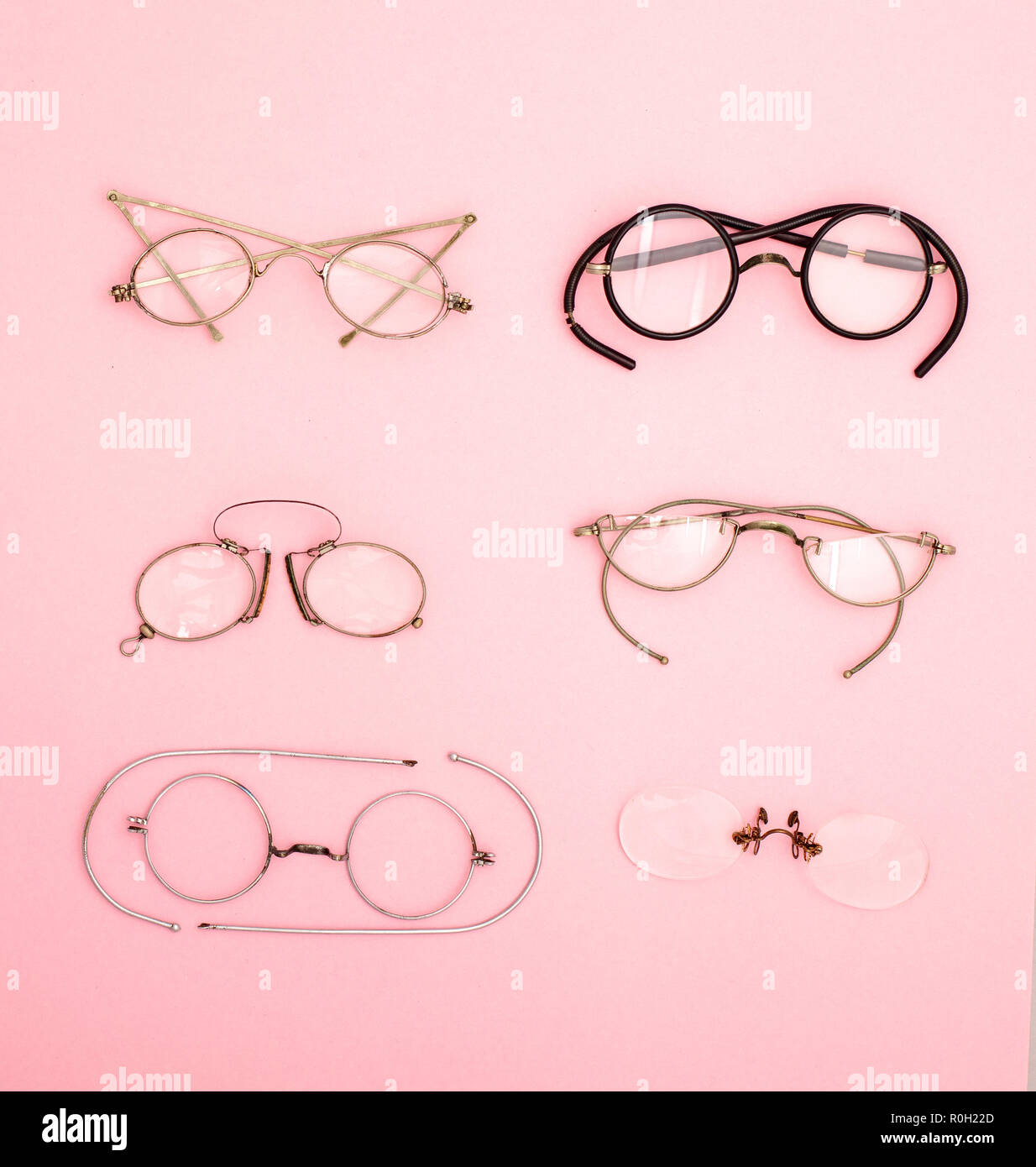 Les lunettes très ancienne circa 1900-1940 sur fond rose Vue de dessus  Photo Stock - Alamy