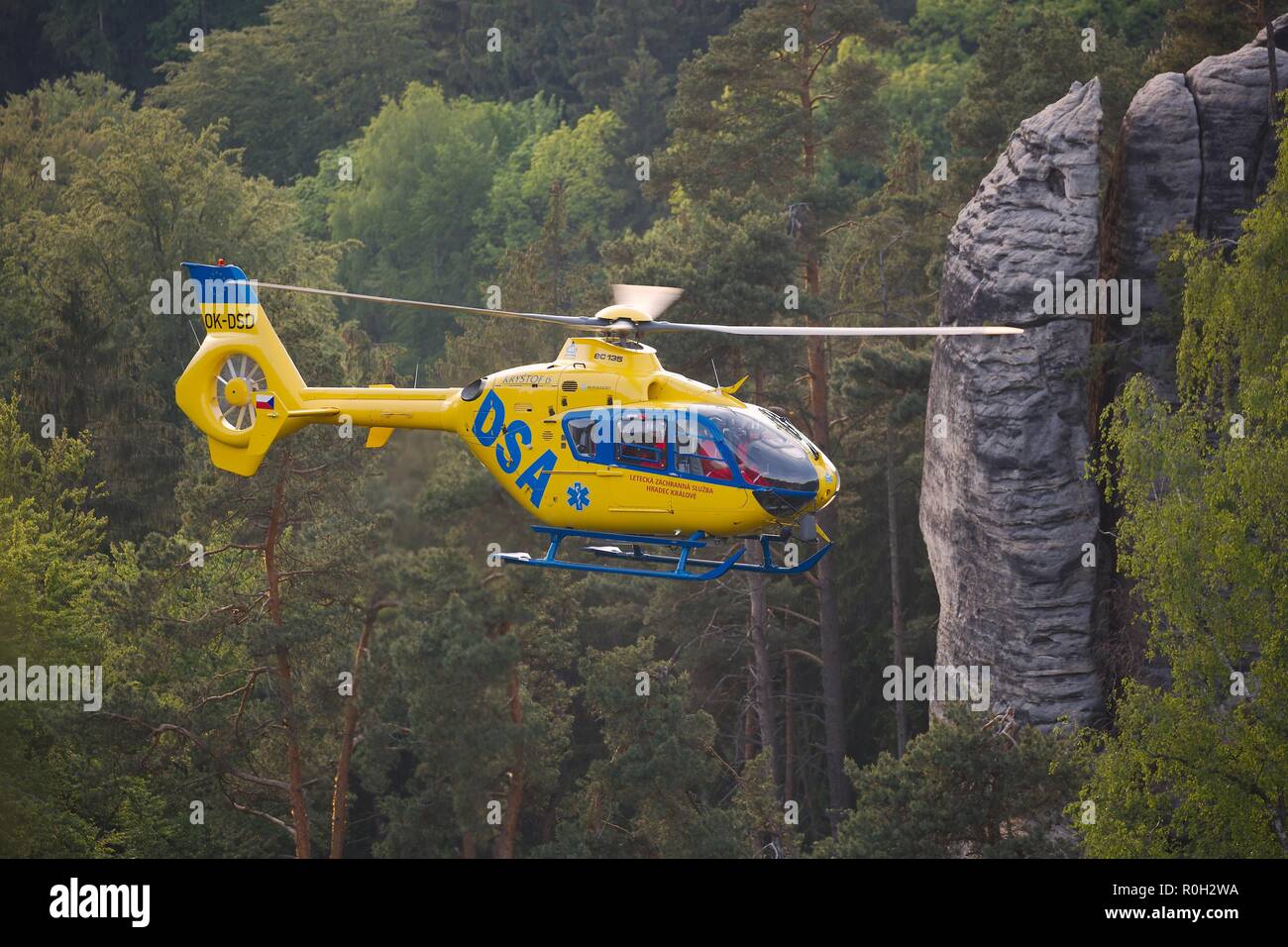 Hélicoptère de sauvetage en montagne Banque D'Images