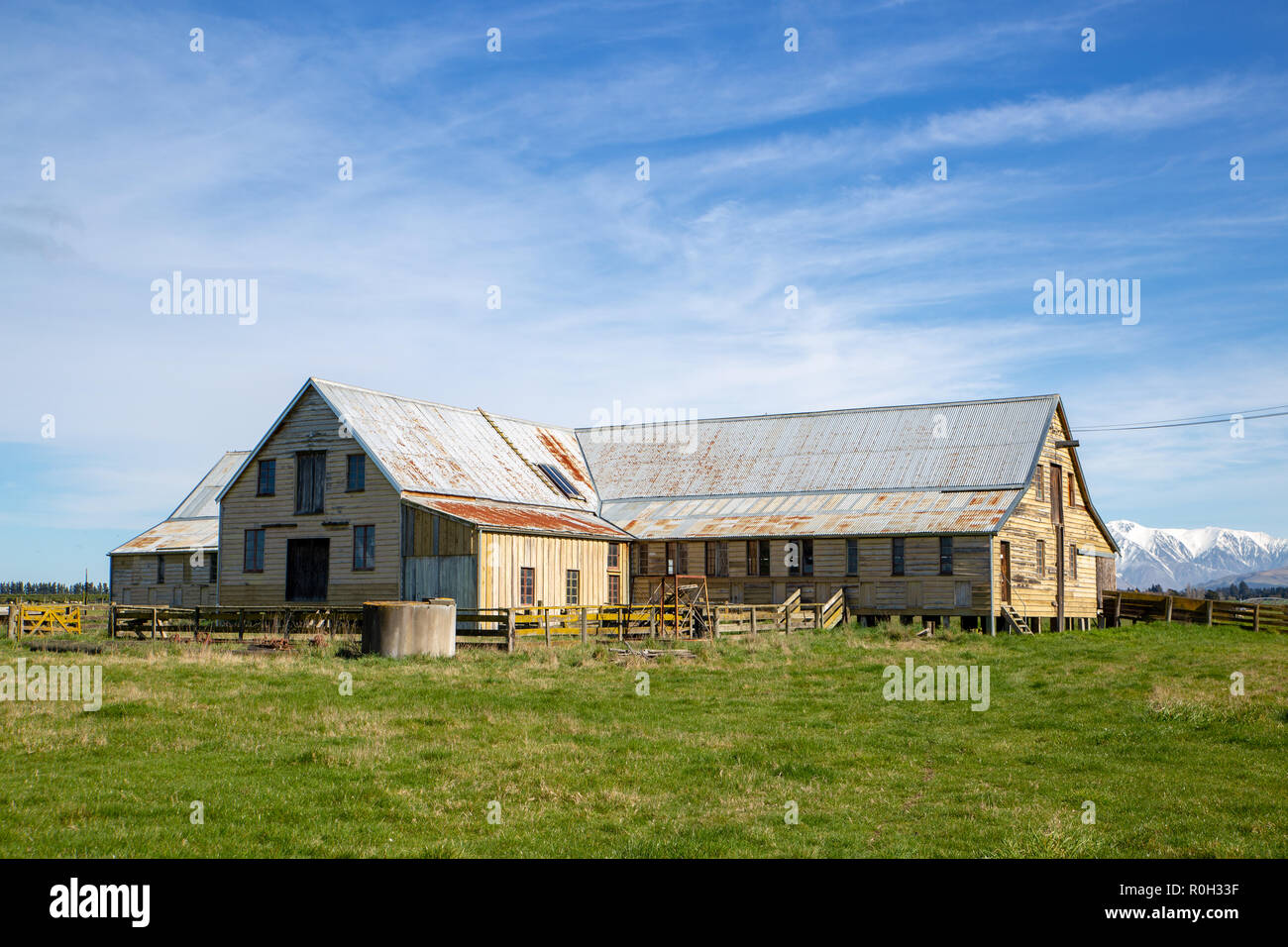 Un vieux hangar de tonte en bois du passé tient toujours sur une ferme rurale Banque D'Images