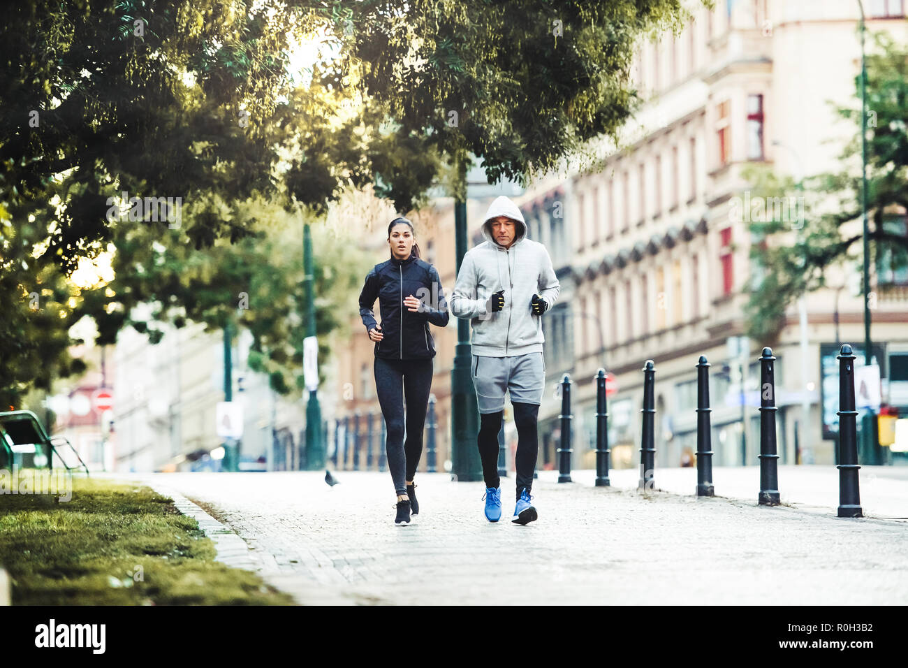 Mettre en place un couple en marche en plein air dans les rues de Prague. Banque D'Images