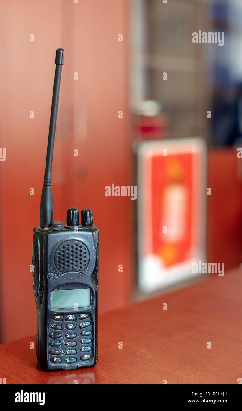 Vieux talkie-walkie sur table rouge et fond flou ,concept matériel de  communication Photo Stock - Alamy