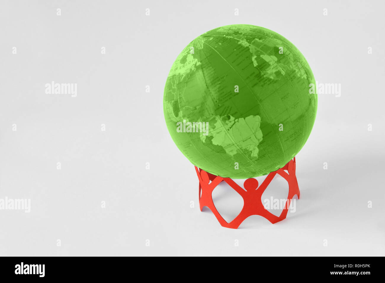 Les gens de papier dans un cercle holding green earth globe - Ecology concept Banque D'Images