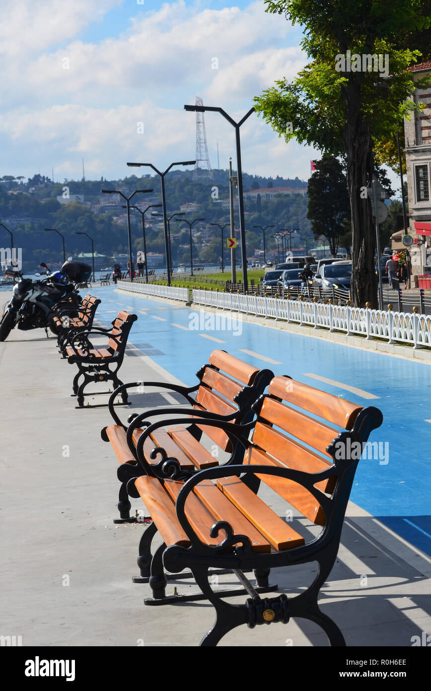 Piste de jogging bleu et bancs en bois sur Istanbuls waterfront. Banque D'Images