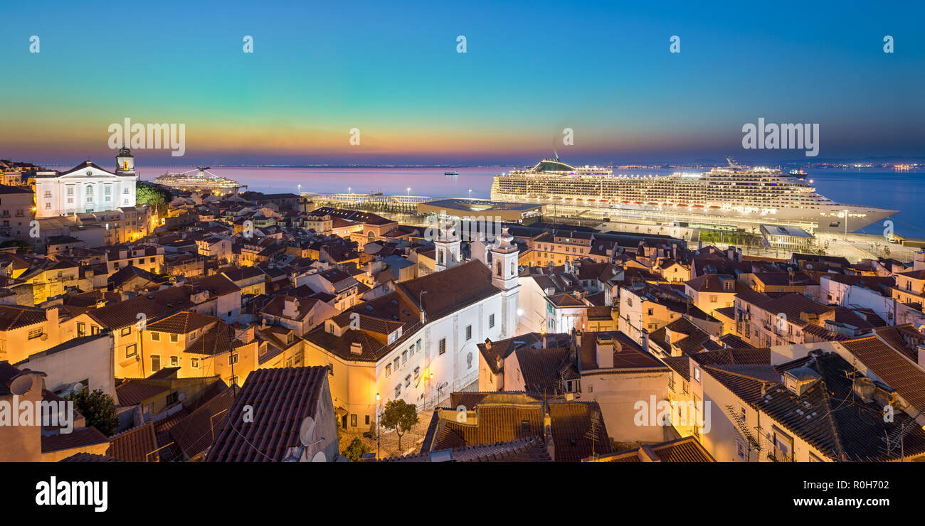 Vieille ville de Lisbonne, Portugal avec bateau de croisière amarré Banque D'Images