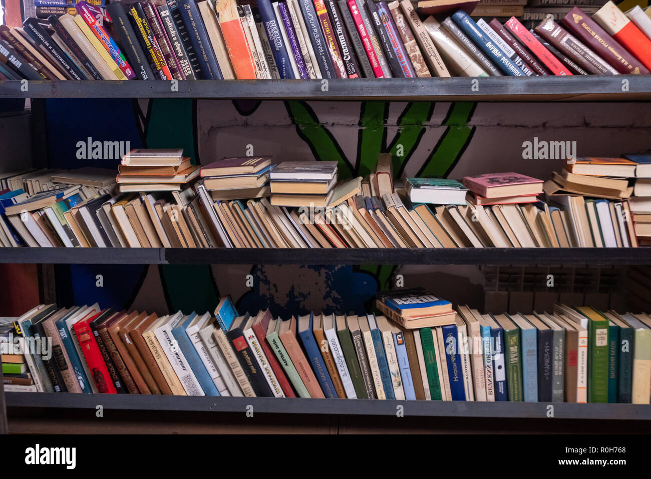 Les vieux livres sur l'étagère dans une boutique d'antiquités Banque D'Images