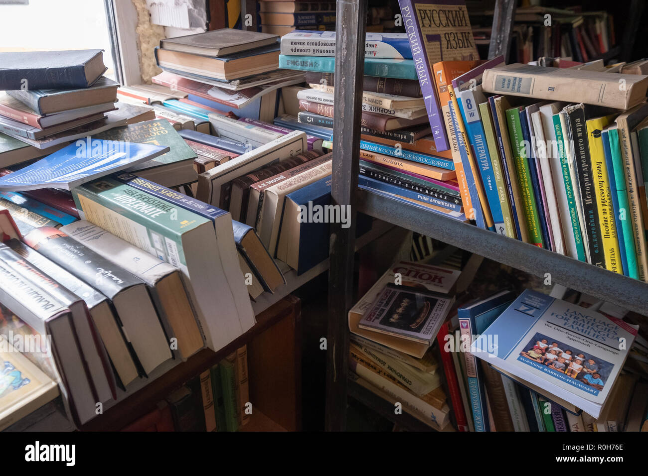 Les vieux livres sur l'étagère dans une boutique d'antiquités Banque D'Images