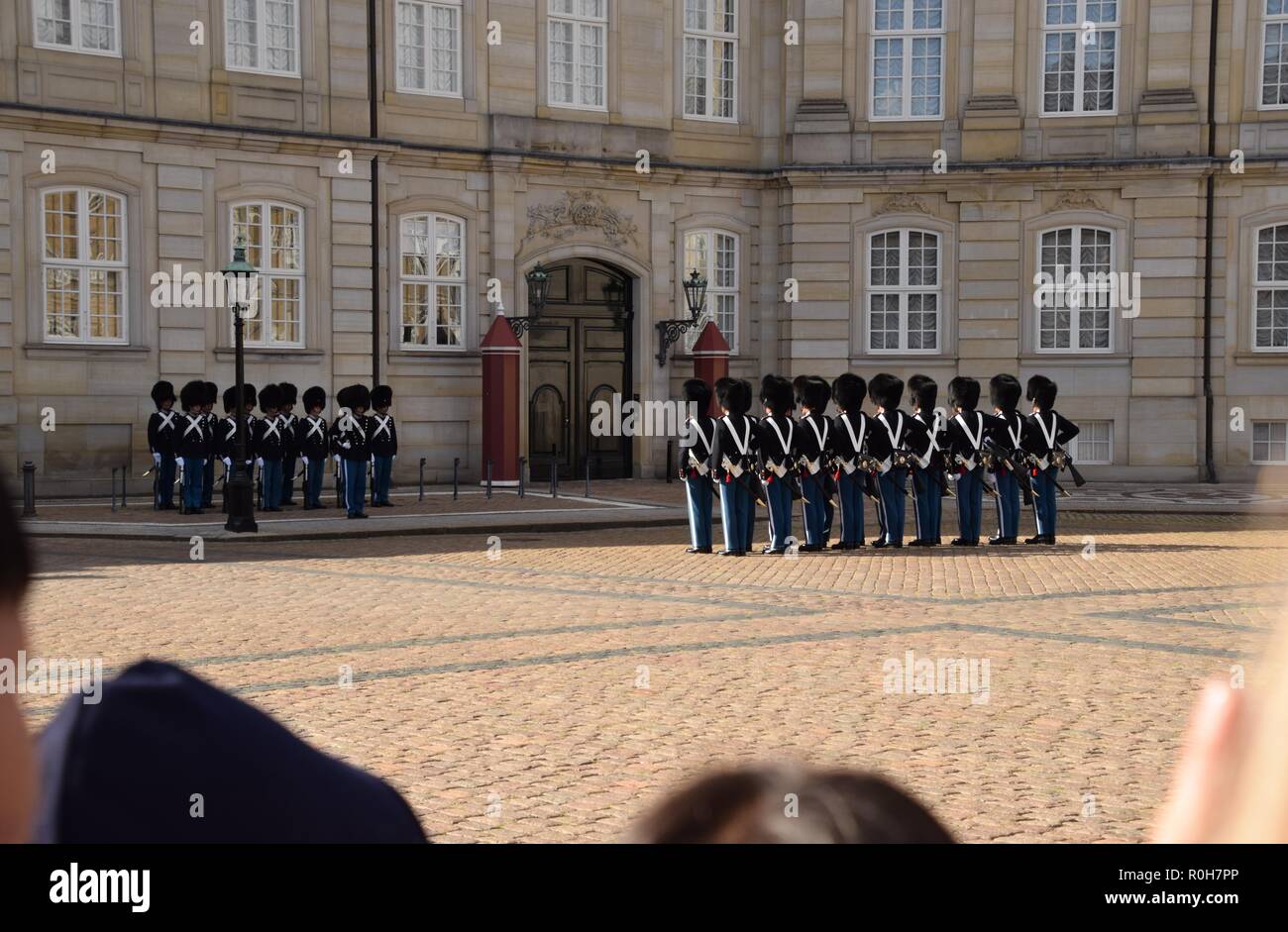 Relève de la garde à l'avant du Roi Christian VII's Palace, Copenhague, Danemark Banque D'Images