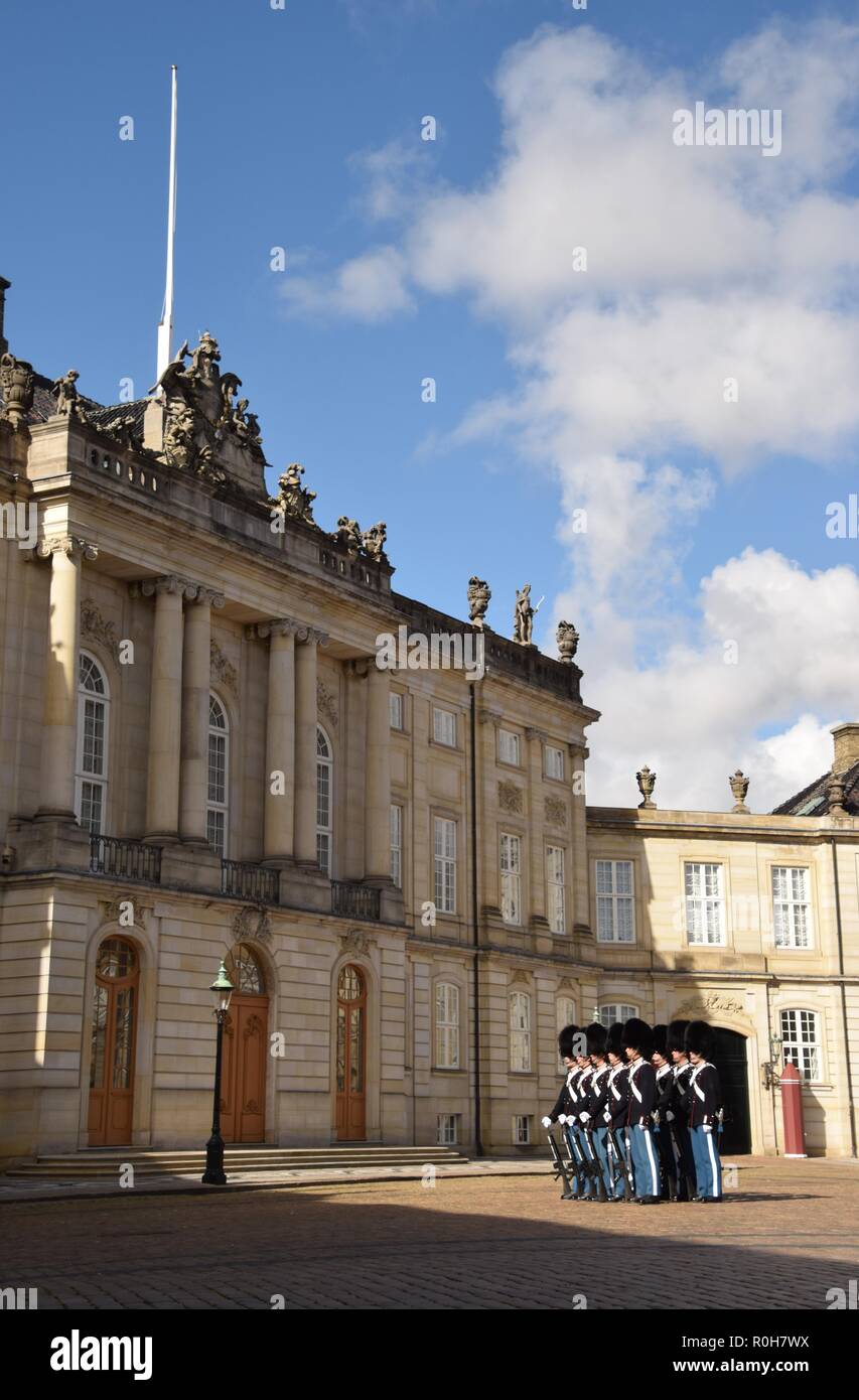 Relève de la garde à l'avant du Roi Christian VII's Palace, Copenhague, Danemark Banque D'Images