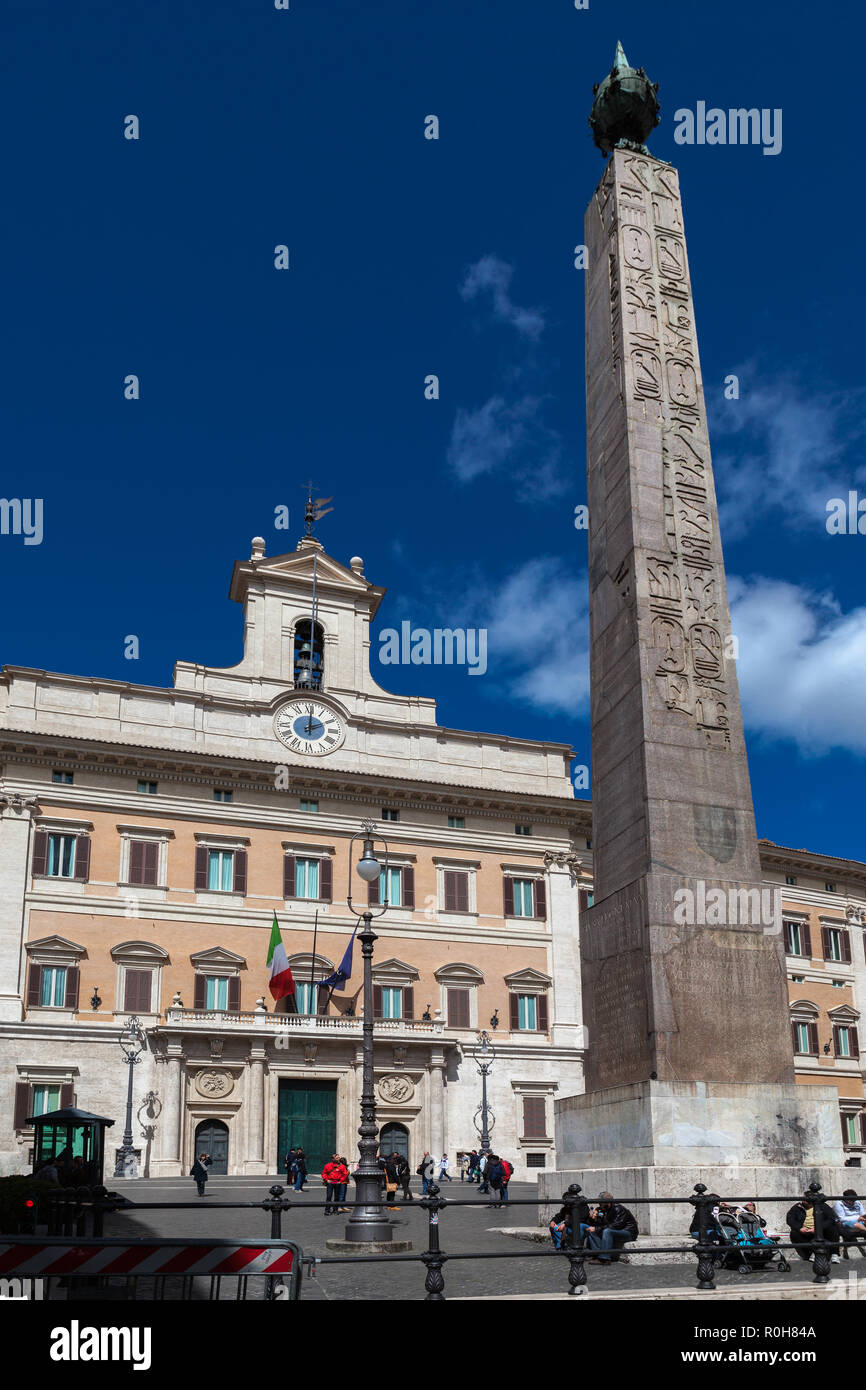 Façade du Palazzo di Montecitorio, siège du Parlement italien avec l'obélisque égyptien. Rome, région du Latium, Italie, Europe Banque D'Images