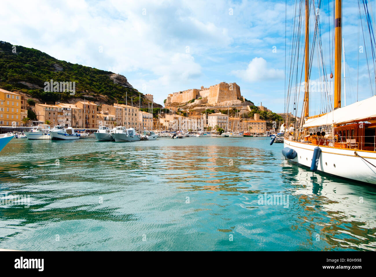 Une vue sur la mer Méditerranée dans le port de Bonifacio, en Corse, la France, avec sa célèbre citadelle en arrière-plan sur le haut d'un promontoire Banque D'Images