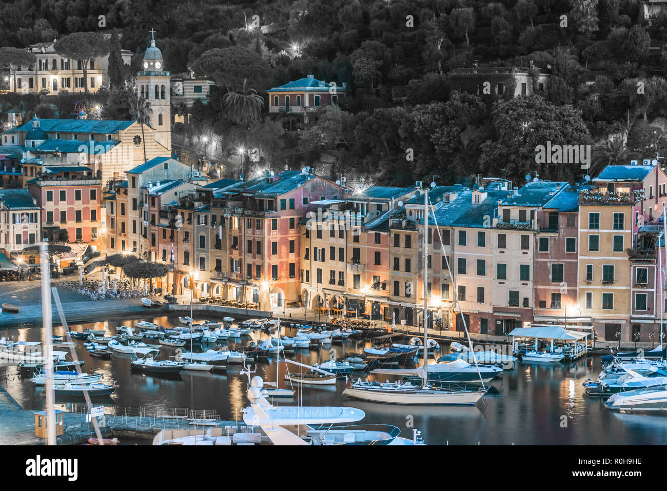 Pittoresque village de pêcheurs et de vacances Portofino, dans l'agglomération de la ville de Gênes sur la Riviera italienne en Ligurie, Italie Banque D'Images