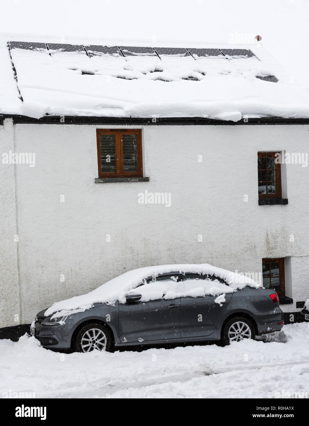 La neige glisse de toit sur voiture, Llanfoist, Pays de Galles, Royaume-Uni Banque D'Images