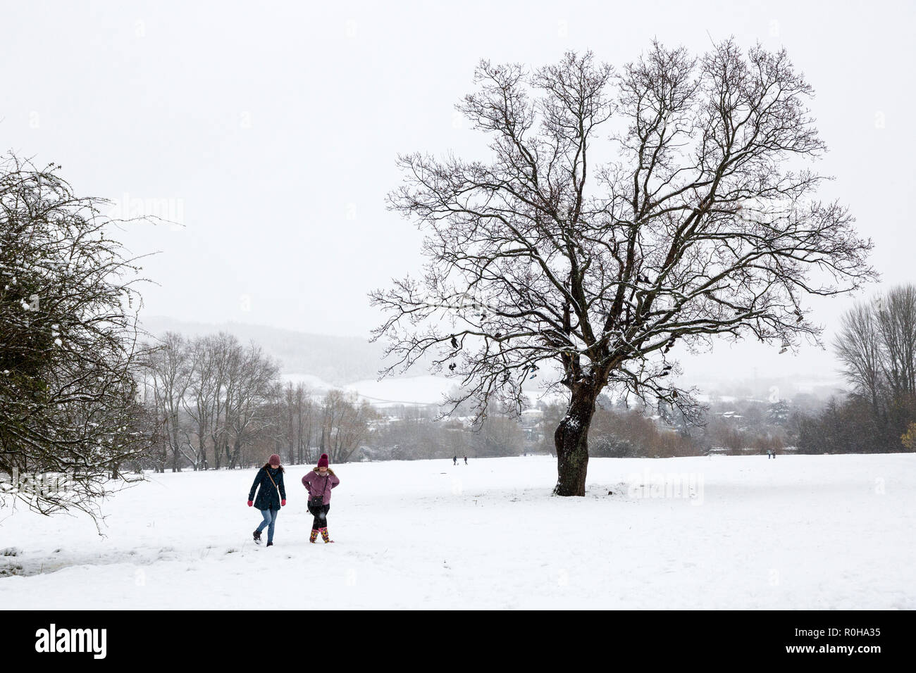 Les gens qui marchent dans la neige en hiver, Château de prés, Galles, Royaume-Uni Banque D'Images