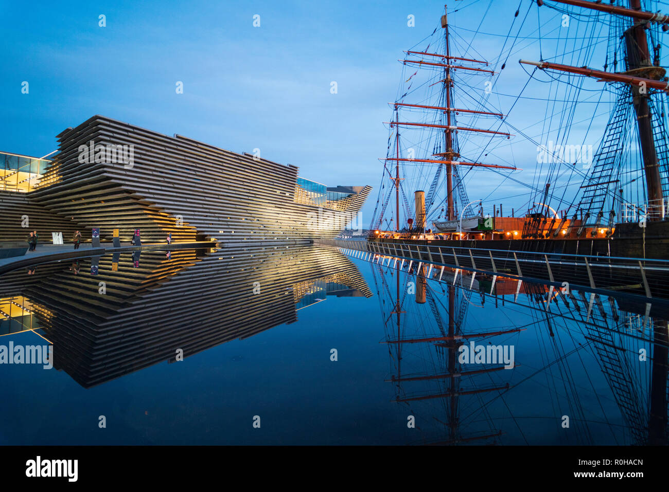 Vue extérieure du nouveau musée V&A et le navire RRS Discovery à Discovery Point dans la soirée à Dundee, Écosse, Royaume-Uni. L'architecte Kengo Kuma. Banque D'Images