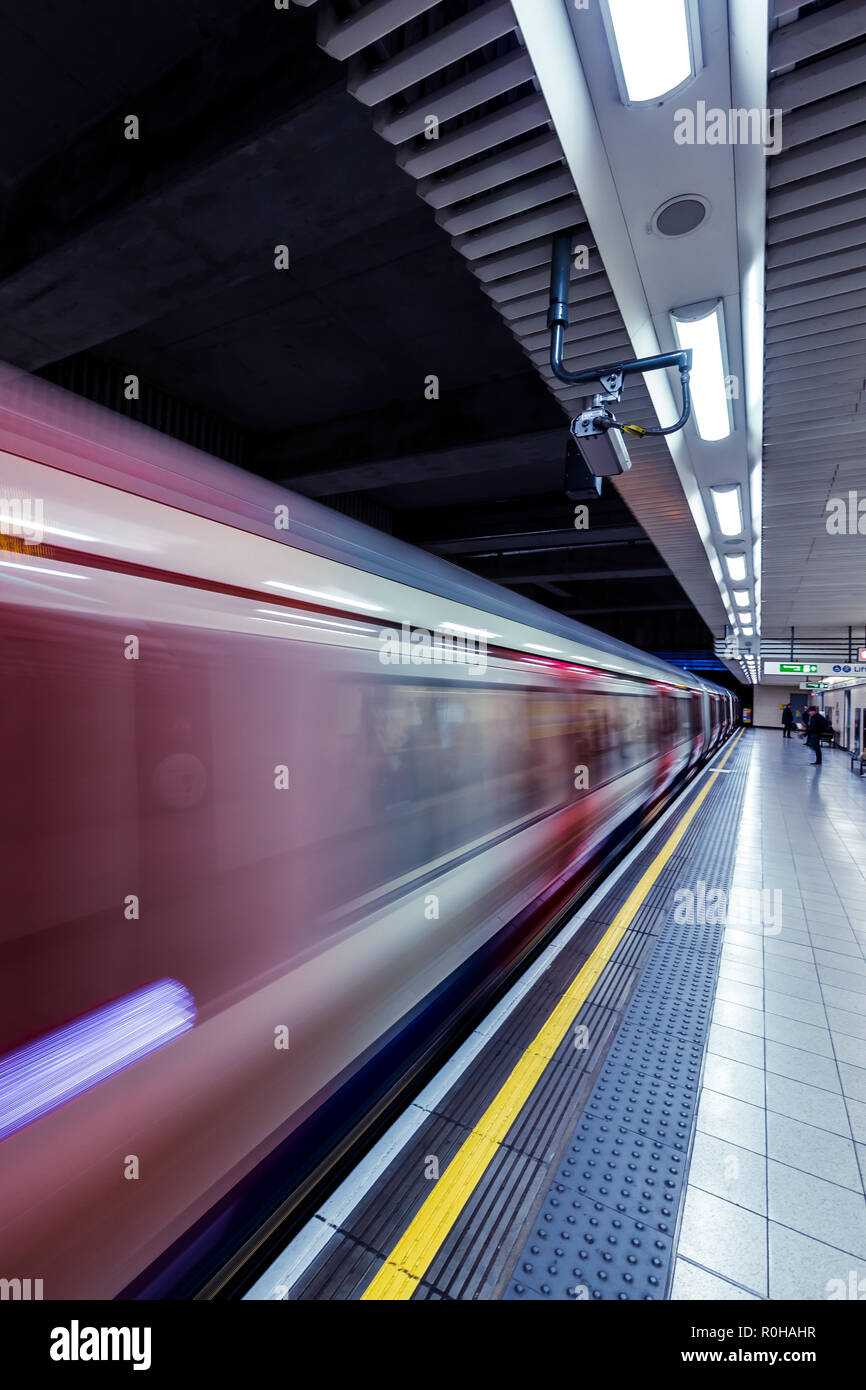 Londres - le 31 octobre 2018 : plate-forme de train en arrivant à la station de métro de Londres sur Banque D'Images