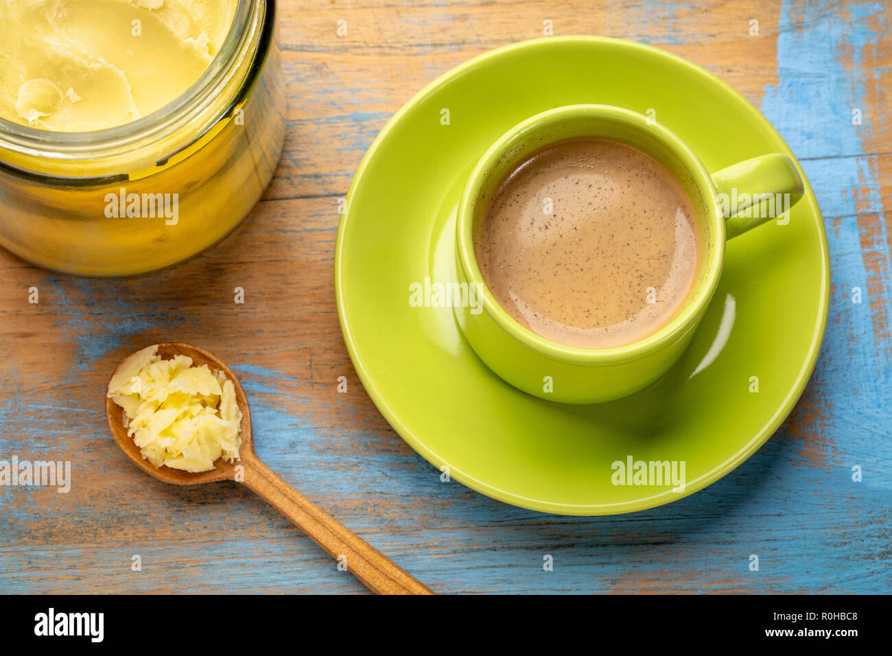 Tasse de café gras avec le ghee (beurre clarifié) - régime cétogène concept Banque D'Images