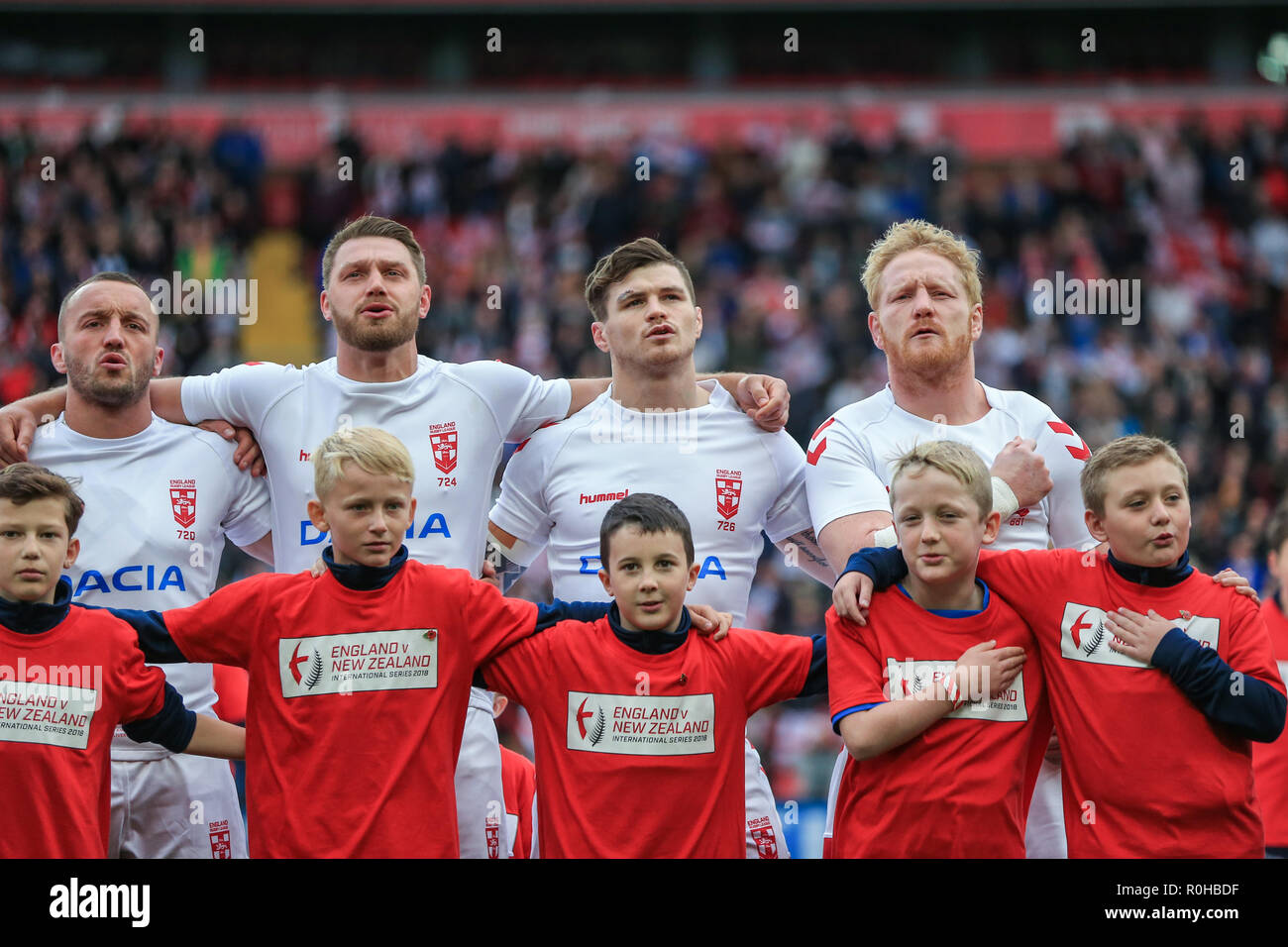 4 novembre, Anfield, Liverpool, Angleterre ; Ligue de Rugby Test Match International , l'Angleterre v la Nouvelle Zélande ; équipe de l'Angleterre et de mascottes chanter l'hymne national Credit : Mark Cosgrove/News Images Banque D'Images