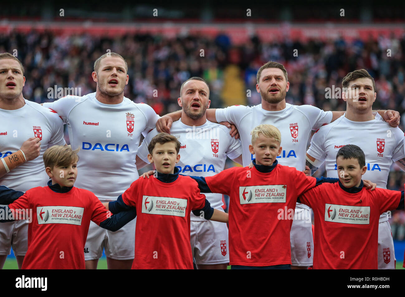 4 novembre, Anfield, Liverpool, Angleterre ; Ligue de Rugby Test Match International , l'Angleterre v la Nouvelle Zélande ; équipe de l'Angleterre et de mascottes chanter l'hymne national Credit : Mark Cosgrove/News Images Banque D'Images