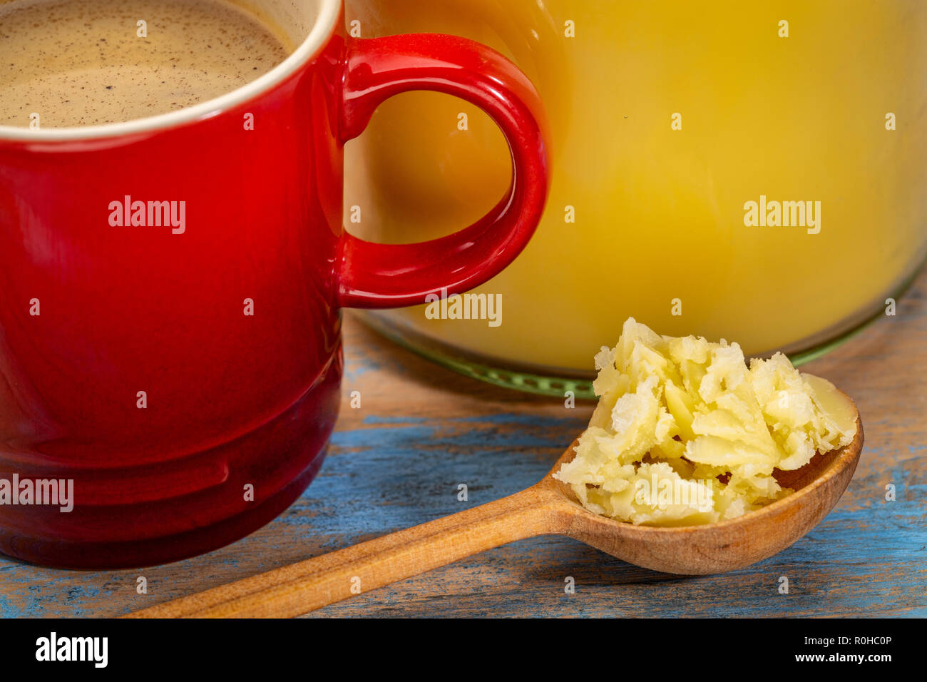 Tasse de café gras avec le ghee (beurre clarifié) - régime cétogène concept Banque D'Images
