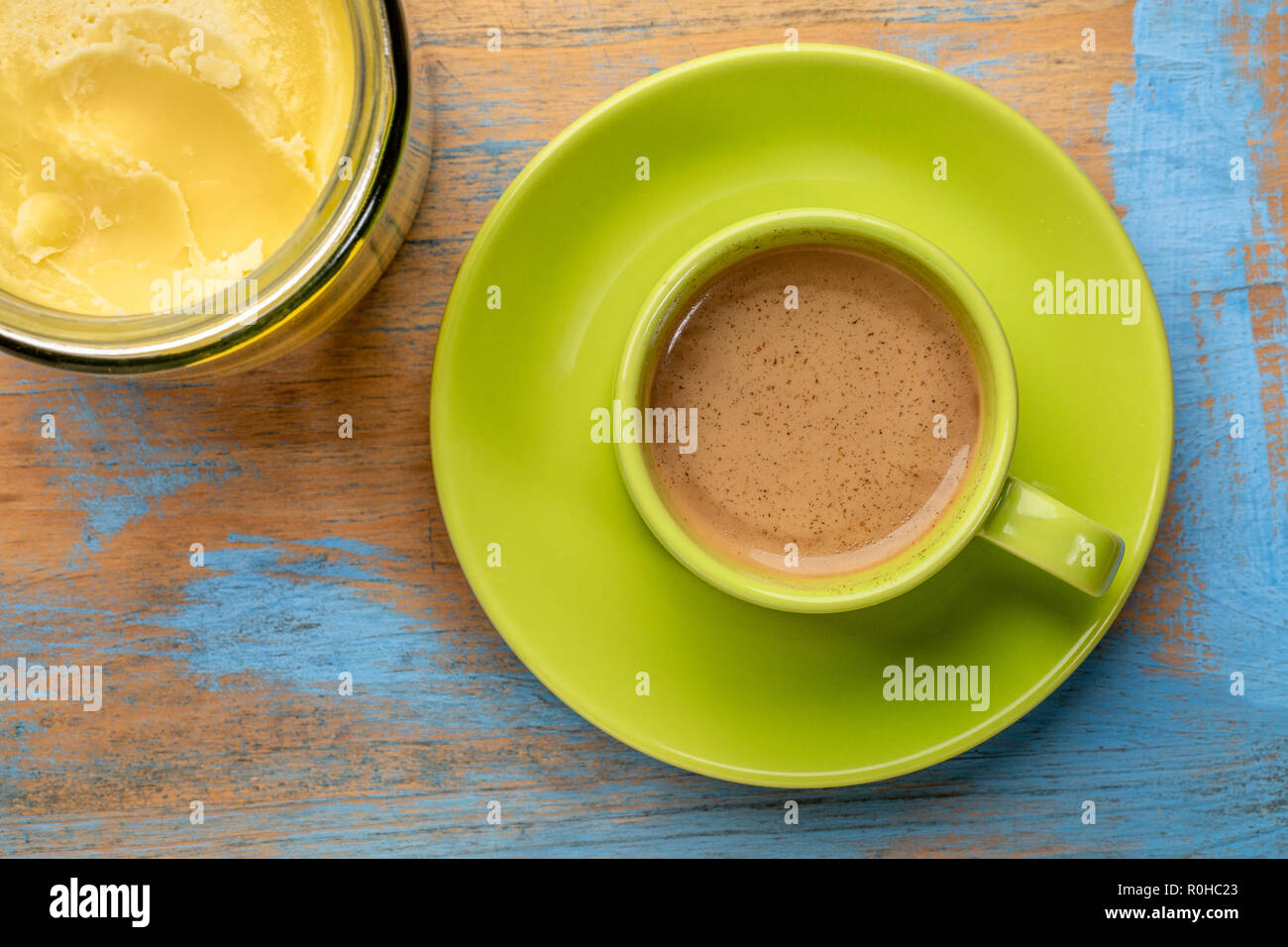 Tasse de café gras avec le ghee (beurre clarifié) - régime cétogène concept Banque D'Images