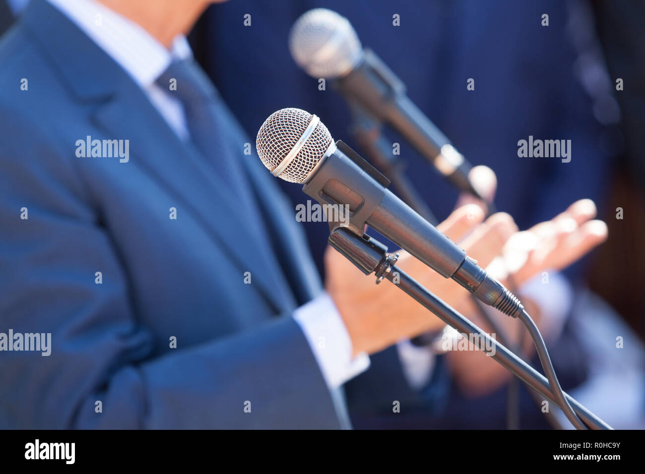 Un homme politique ou une personne d'affaires donnant discours lors d'un événement médiatique. Dans la pratique des relations publiques. Banque D'Images