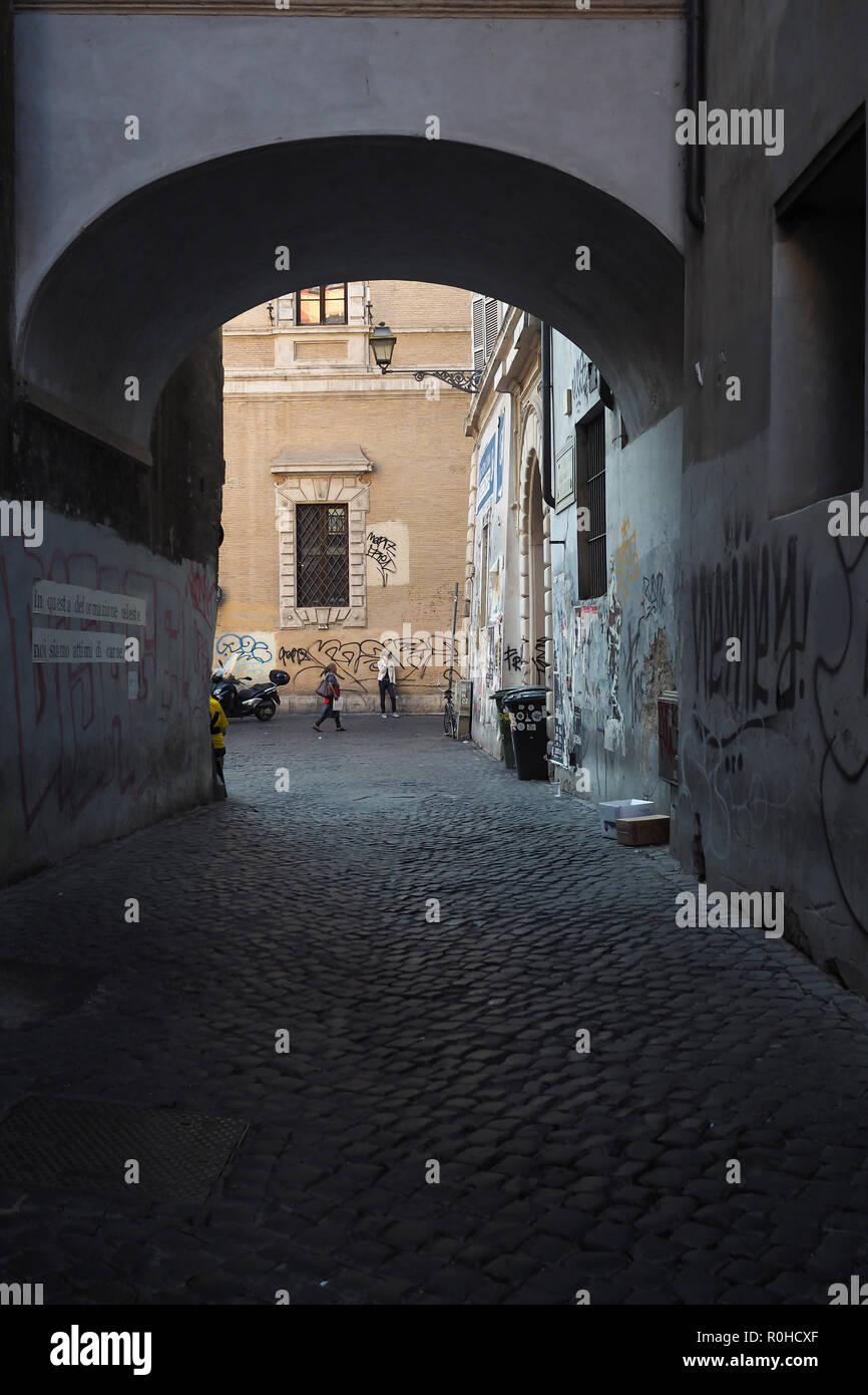 Archway à Rome, Italie avec deux personnes passant par Banque D'Images