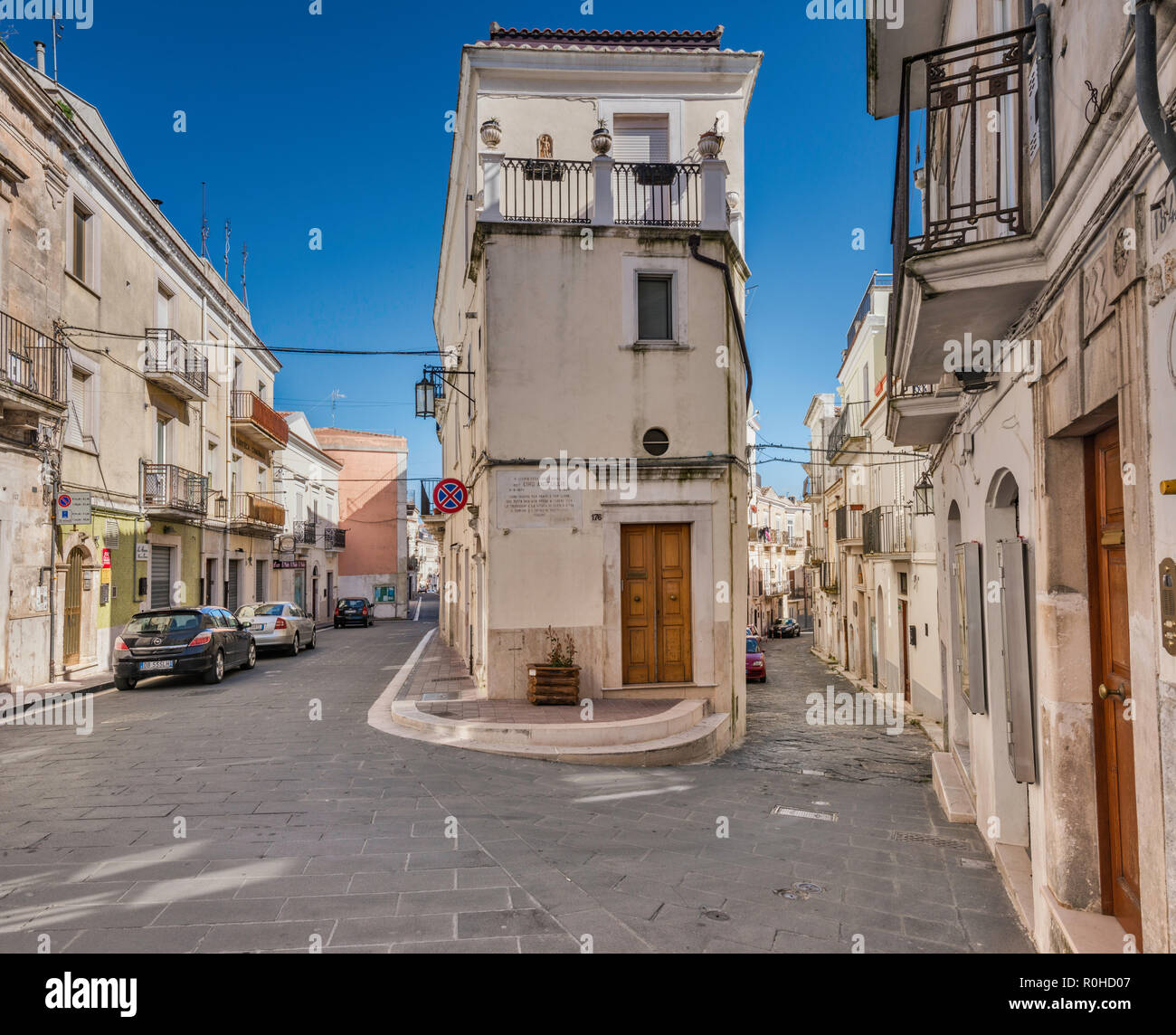 Corso Vittorio Emanuele, Via Giuseppe Verdi à droite, dans la ville de Monte Sant'Angelo, Pouilles, Italie Banque D'Images