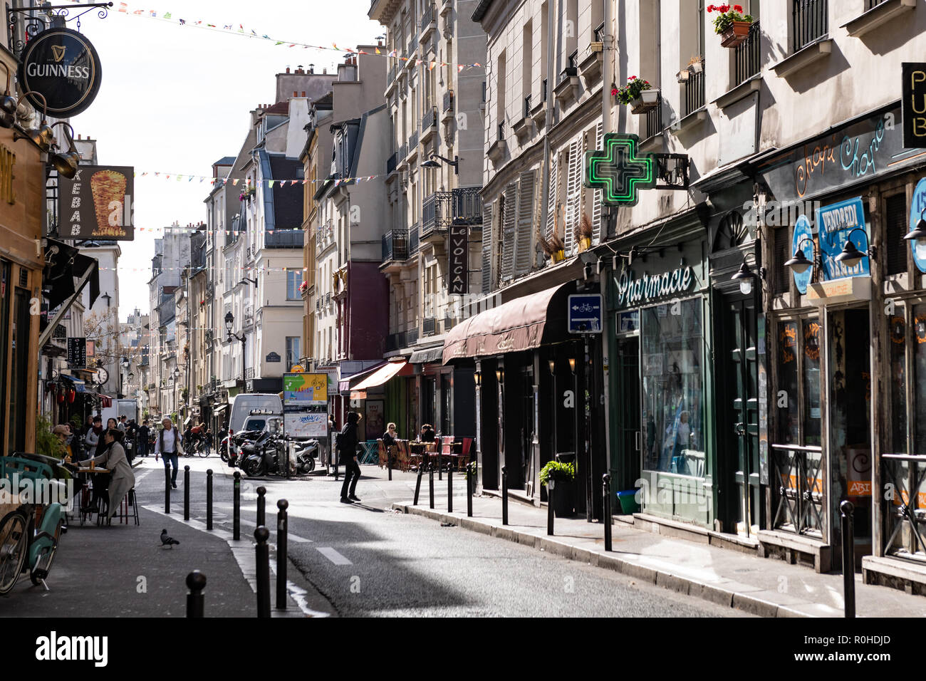 Magasins et restaurants dans la rue Mouffetard à Paris. Banque D'Images