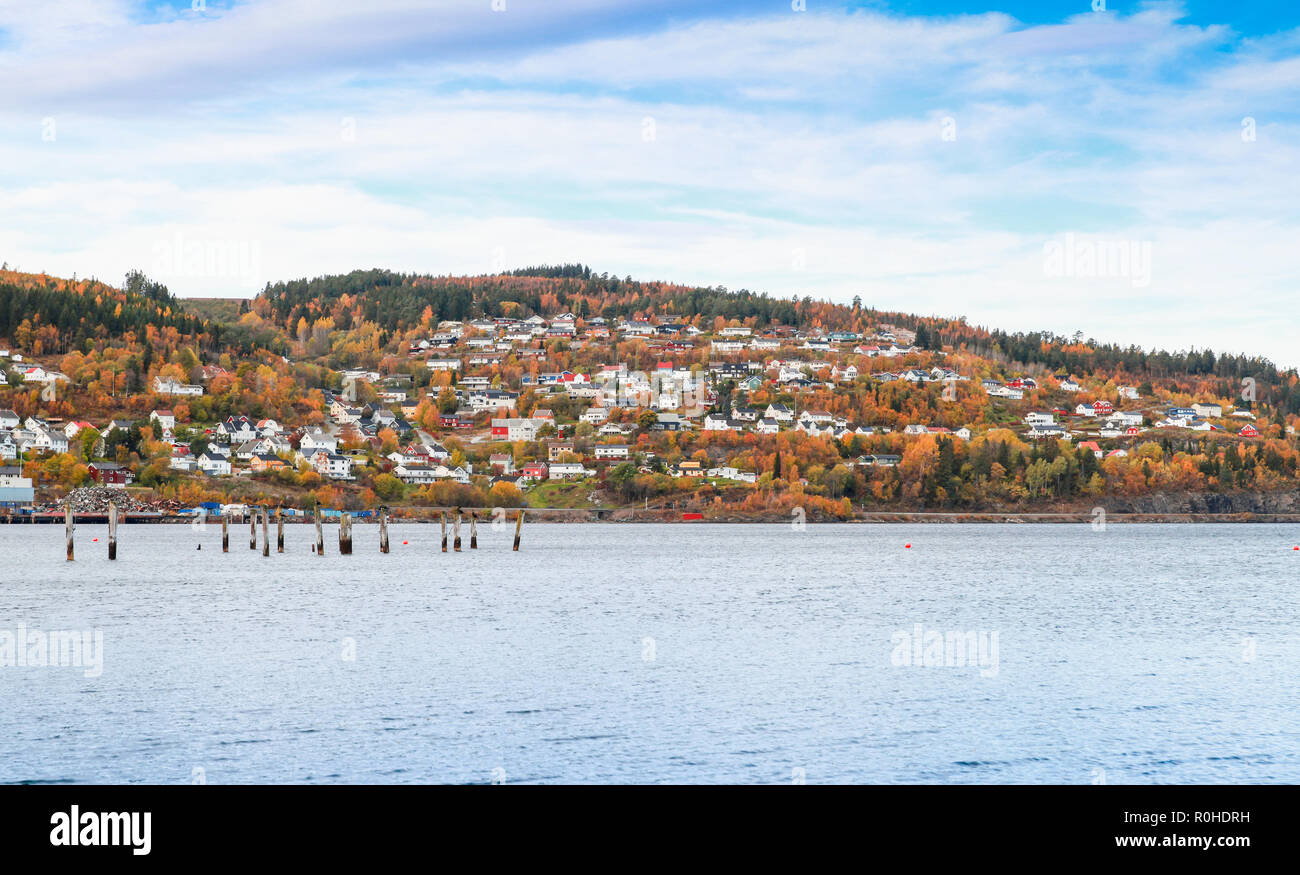 Sourton, village de la Norvège. Paysage norvégien Rural à jour d'automne Banque D'Images