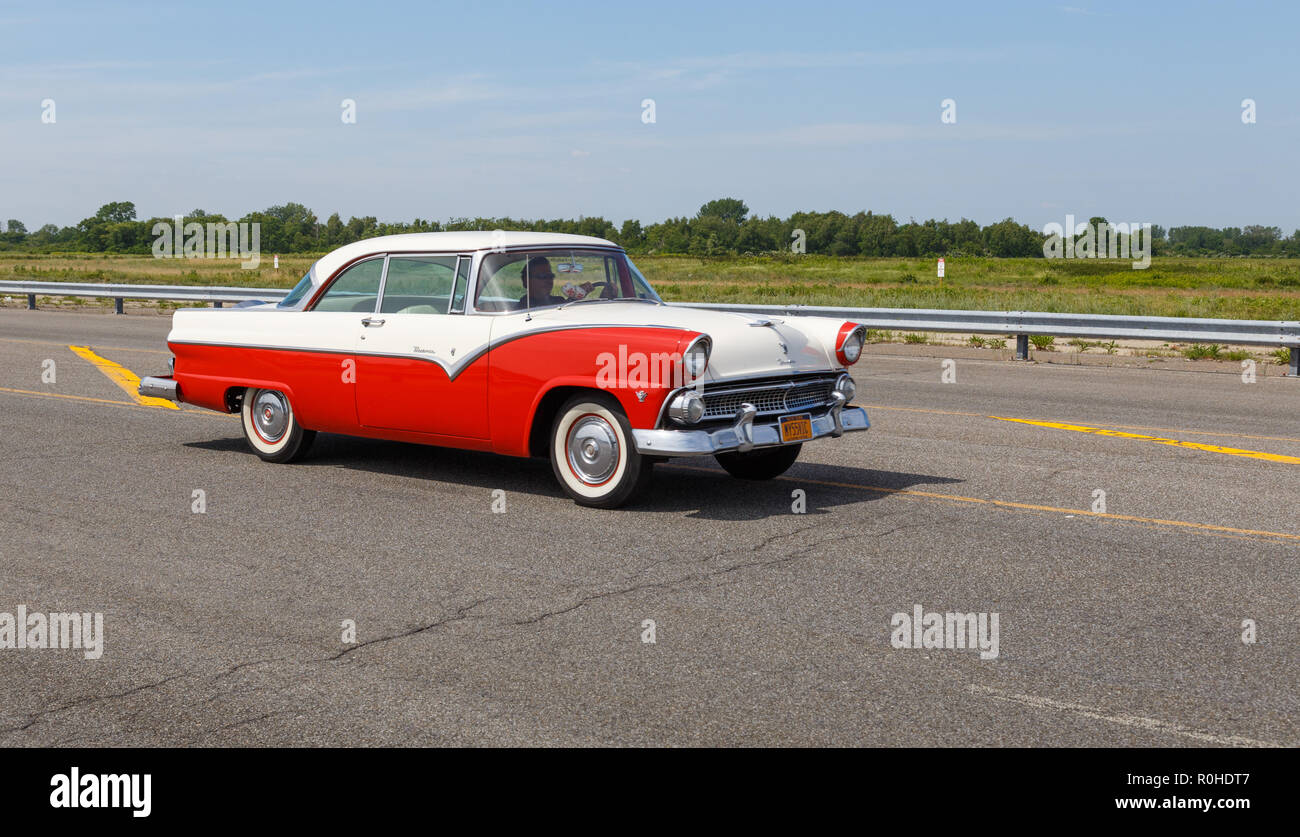 Lire et blanc 1955 Ford Crown Victoria sur une route vide. Banque D'Images
