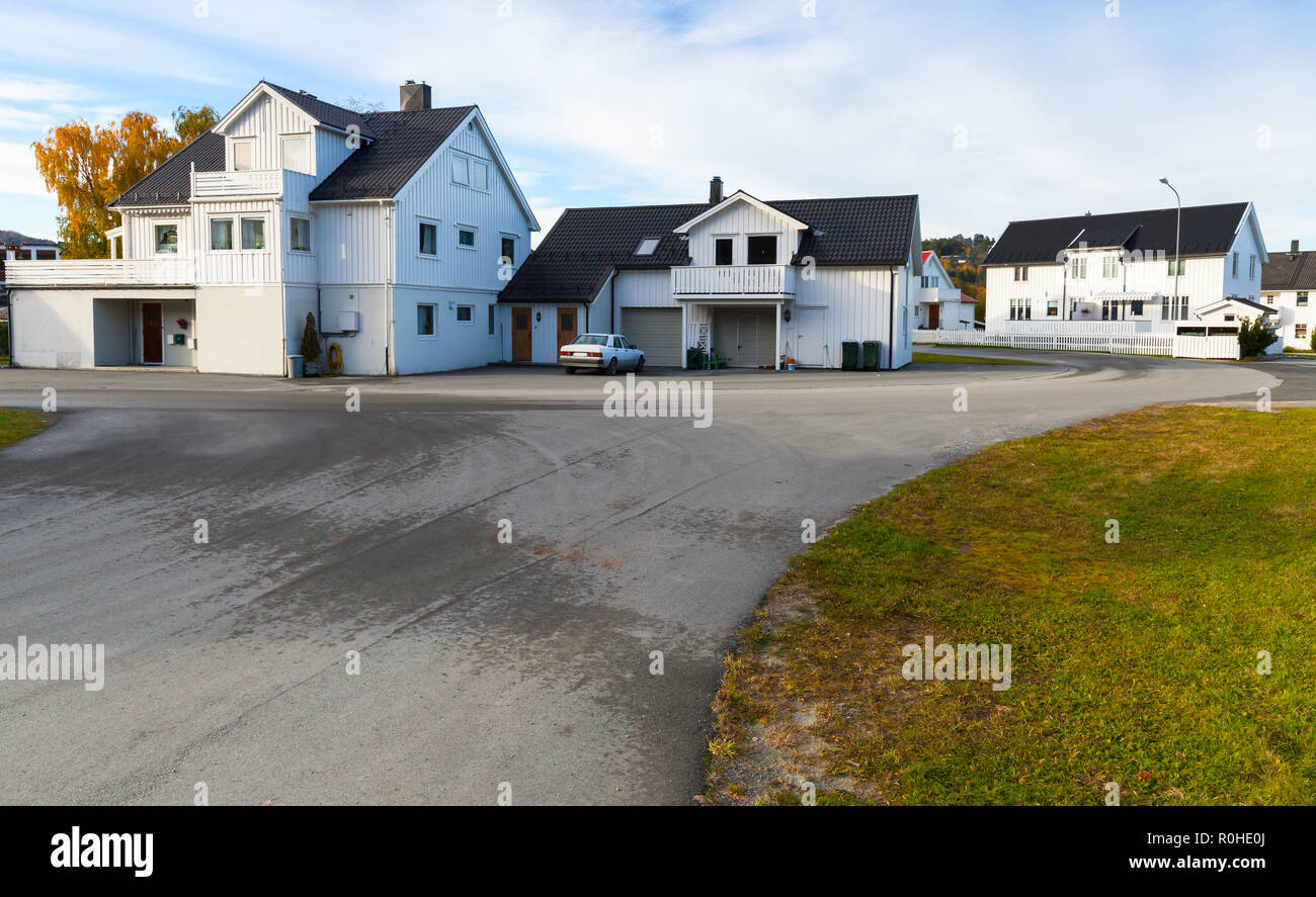 Maisons en bois blanc de Norlandia Hemne la ville. Paysage norvégien Rural à jour d'automne Banque D'Images
