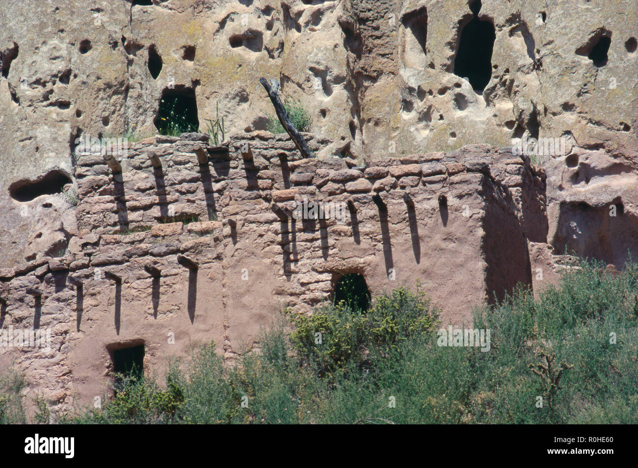 Un Cliff House, ruines Pueblo ancestrales au Bandelier National Monument, Nouveau Mexique. Photographie Banque D'Images