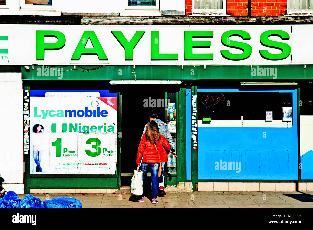 Sacs à l'extérieur du magasin Payless, Catford, arrondissement de Lewisham, Londres, Angleterre Banque D'Images