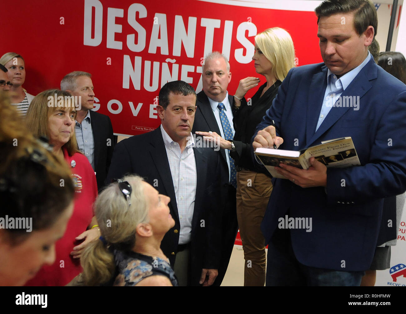 South Daytona Beach, États-Unis. 08Th Nov, 2018. 4 novembre 2018 - South Daytona Beach, Floride, États-Unis - Floride GOP candidat au poste de gouverneur Ron DeSantis autographes un livre pour un supporter après avoir parlé à un rassemblement électoral le 4 novembre 2018 à la comté de Volusia Comité Exécutif républicain siège social à Daytona Beach, en Floride du Sud. Avec l'élection de deux jours, DeSantis est verrouillé dans une course serrée avec son adversaire démocrate, Tallahassee Maire Andrew Gillum. Crédit : Paul Hennessy/Alamy Live News Banque D'Images