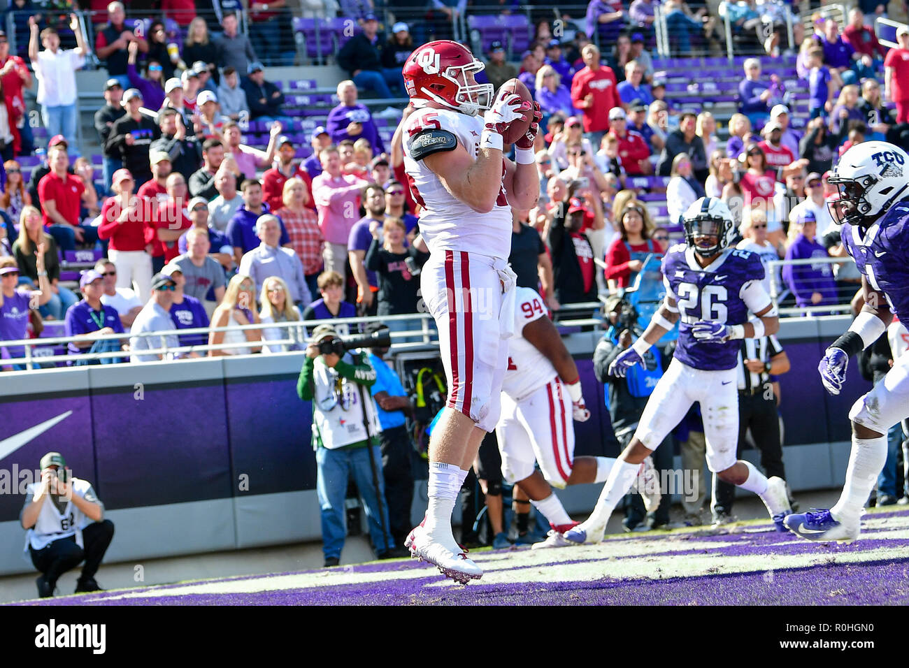 Oklahoma Sooners fullback Carson Meier (45) capture un laissez passer pour un touché au cours de l'Oklahoma Sooners au TCU Horned Frogs lors d'un match de football de la NCAA au stade Amon G. Carter et Fort Worth au Texas. 10/20/18.Manny Flores/Cal Sport Media. Banque D'Images