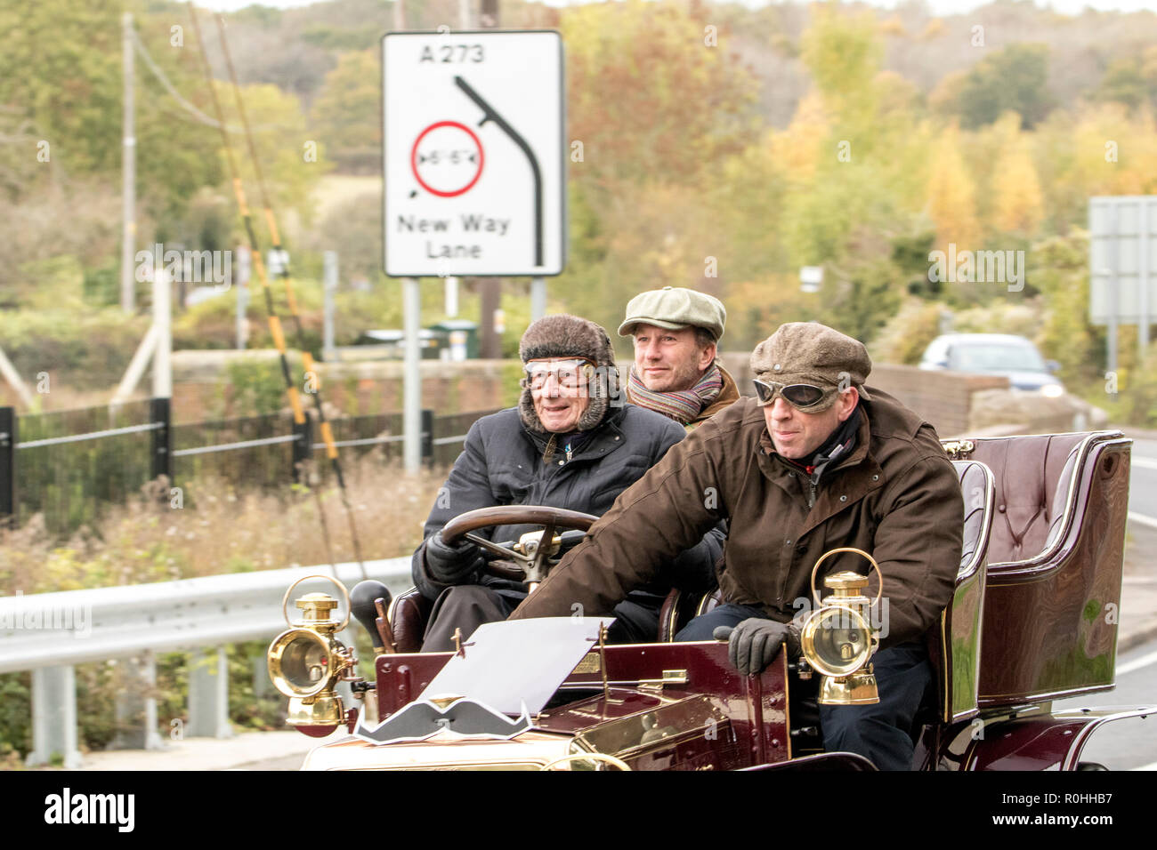 Pyecombe, East Sussex, UK. 4 novembre 2018. Christian Horner de Red Bull Racing avec Lord Laidlaw dans les Lords 1904 Panhard-Levassor comme ils inscrivez-vous les propriétaires et les conducteurs prennent pour la 79e "Bonham's" Londres à Brighton Veteran car run. Le 60 mile route, à partir de l'Hyde Park Londres conclut au Madeira Drive Brighton. Les véhicules de cette année événement annuel, y compris un Peugeot 1895 et 1898 une Panhard et Levassor ont tous été construits entre 1893 et 1905. Banque D'Images