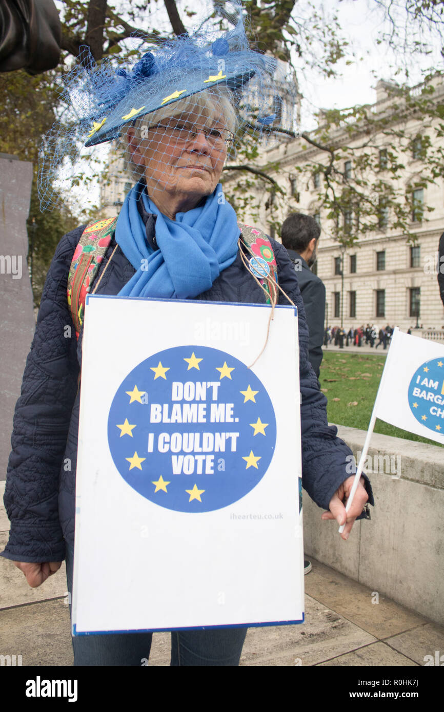 Londres, Royaume-Uni. 5Th Nov, 2018. Les manifestants forment une chaîne humaine en dehors de l'homme exigeant de Downing Street pour les ressortissants de l'UE et s'ils seront autorisés à rester dans le Royaume-Uni après Brexit Crédit : amer ghazzal/Alamy Live News Crédit : amer ghazzal/Alamy Live News Banque D'Images