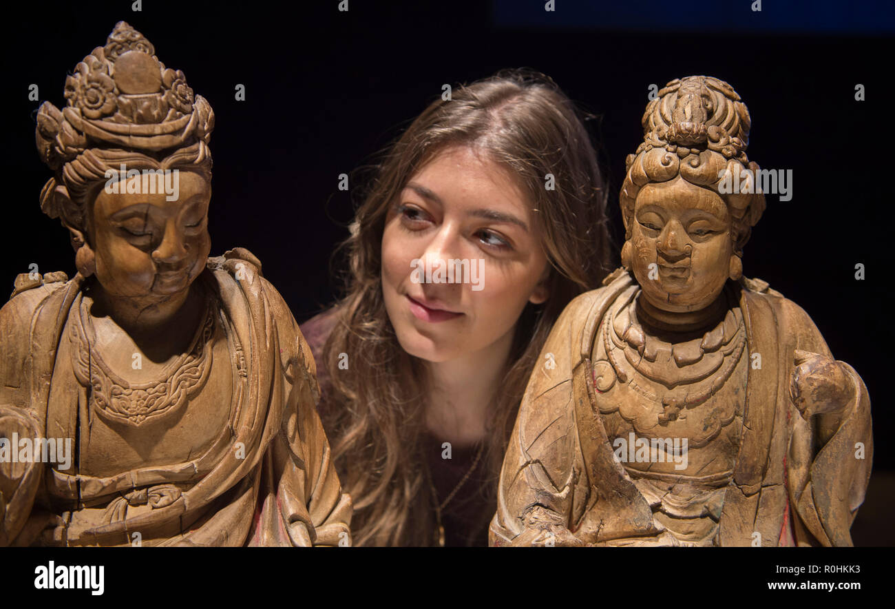 Bonhams, New Bond Street, London, UK. 5 novembre, 2018. L'aperçu de Bonhams Fine Fine, japonais et chinois l'Ollivier Collection d'Art Chinois : Un voyage dans le temps la vente a lieu avant la Semaine de l'Art Asiatique. De droit : une belle et rare paire de figures en bois sculpté de Bodhisattvas assis, dynastie des Song, estimation £120,000-150,000. Credit : Malcolm Park/Alamy Live News. Banque D'Images