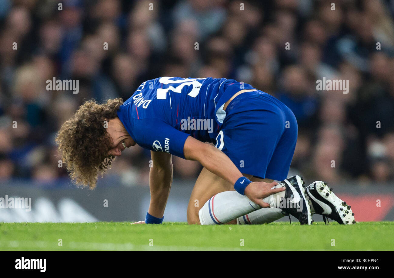 Stamford Bridge, Londres, Royaume-Uni. 4ème Nov 2018. David Luiz de Chelsea tient sa cheville au cours de la Premier League match entre Chelsea et Crystal Palace à Stamford Bridge, Londres, Angleterre le 4 novembre 2018. Photo par Andy Rowland. . (Photographie peut uniquement être utilisé pour les journaux et/ou magazines fins éditoriales. www.football-dataco.com) Crédit : Andrew Rowland/Alamy Live News Banque D'Images