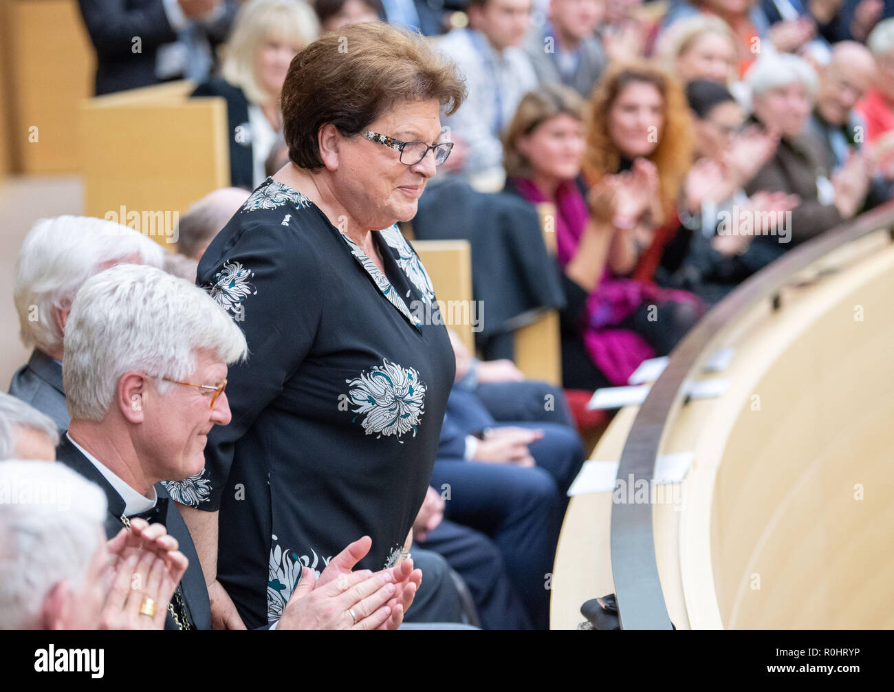 05 novembre 2018, la Bavière, München : Barbara Stamm (CSU), ancien président du parlement d'Etat, se lève après la mention de sa place dans la tribune d'honneur. Au cours de la session constitutive de la 18e législature, Bavarois CSU, Ilse Aigner (pas sur la photo) a été élu comme nouveau président de la parlement bavarois. Photo : Lino Mirgeler/dpa Banque D'Images